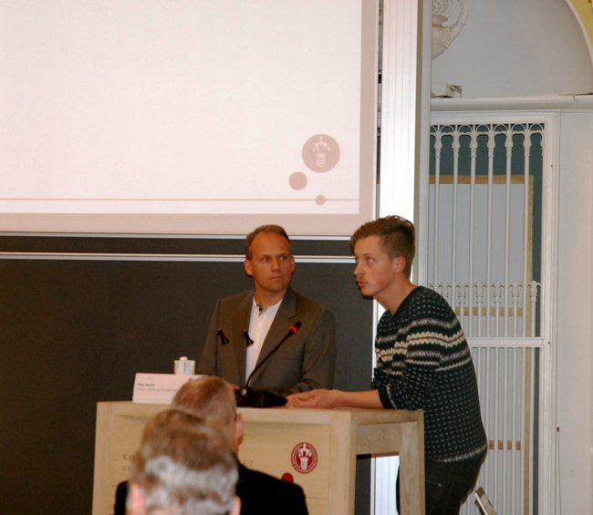 PENKOWA-HØRING - Henrik Dam (til venstre), dekan på Jura og Mattias Friis Jørgensen, udvalgsmedlem udpeget af Studenterrådet, præsenterede forslaget til et studenterombud ved høringen om Penkowa-sagen  i Alexandersalen den 3. november.