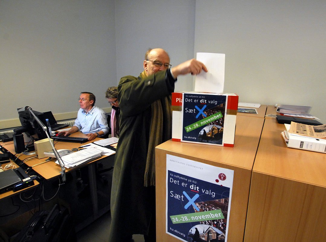 If you don't want to vote electronically you can vote in person at the 'Valgsekretariatet', on the address Frue Plads 4, st. tv., lokale 1. It is open Thursday, Friday, Monday 10.00 - 15.00