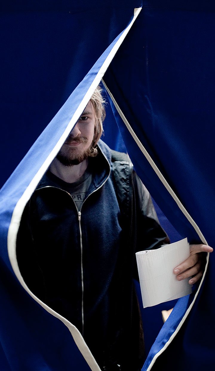 VÆLGERVANDRING - Det var ikke de sociale medier, der gav Danmark et rødt flertal i 2011. Forskerne er enige om, at tvivlerne beslutter, hvem der får deres kryds, når de ser tv. 