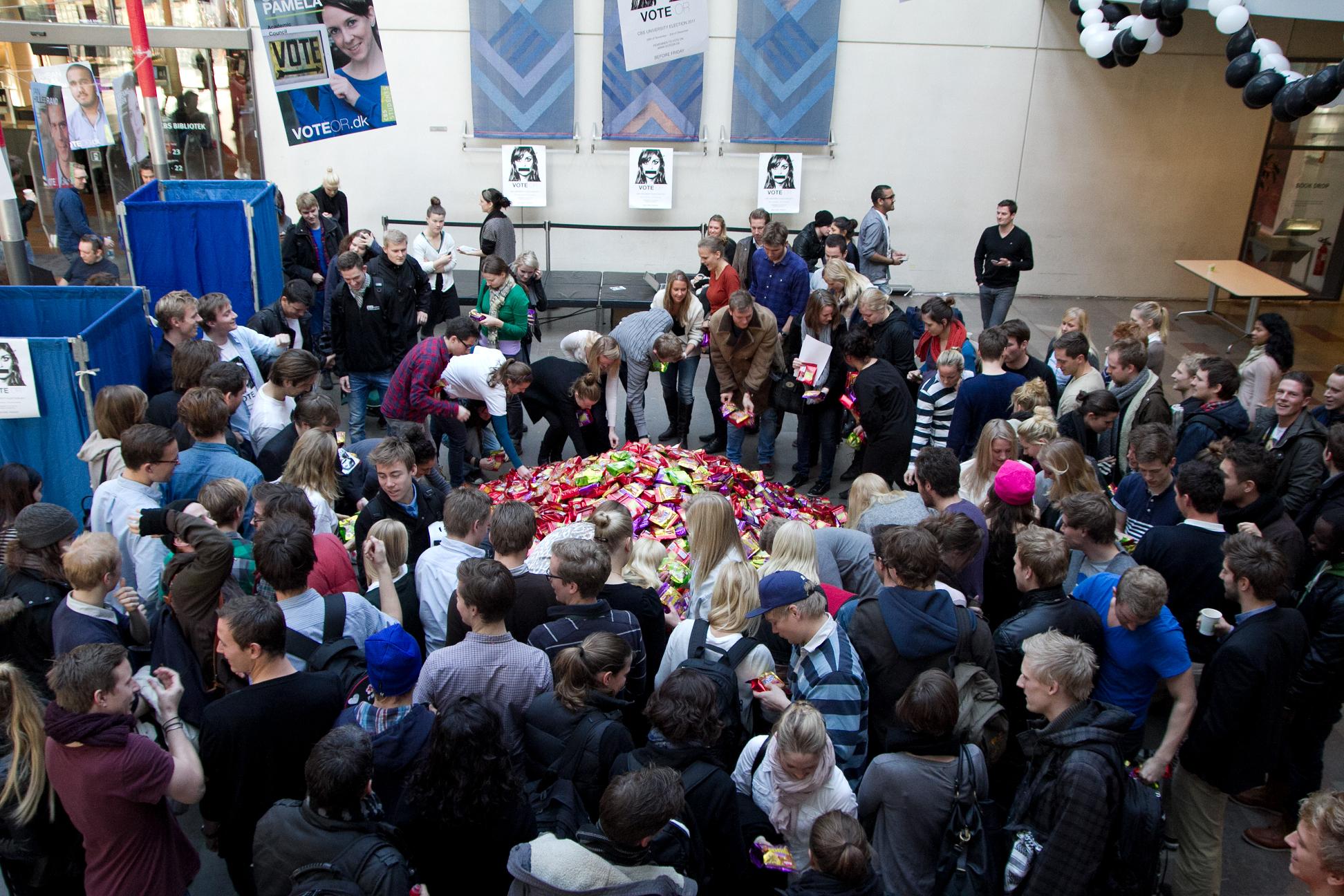 STIMULANSER - 10.000 stykker slik fik hevet CBS' studerende til valgurnerne.