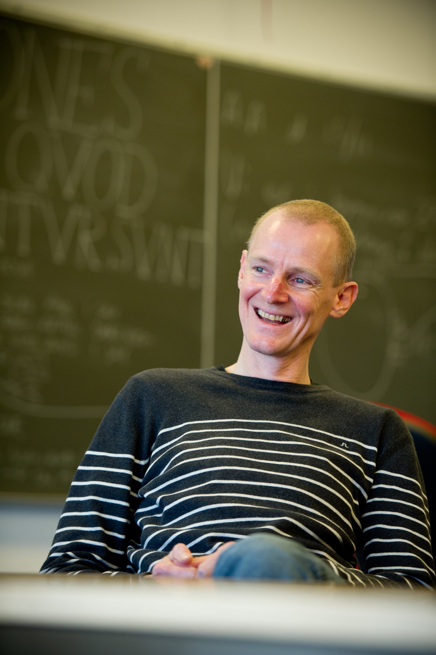 ÅRETS UNDERVISER - I deres indstilling skrev John Tønderings studerende: 'John går op i sin undervisning med liv og sjæl og demonstrerer gerne sine pointer på og med egen krop - som når han kaster sig ud i en overraskende overbevisende gengivelse af ungpigelæsp eller når han stikker et kamera op gennem næsen og ned i halsen for at vise sine svingende stemmelæber'.