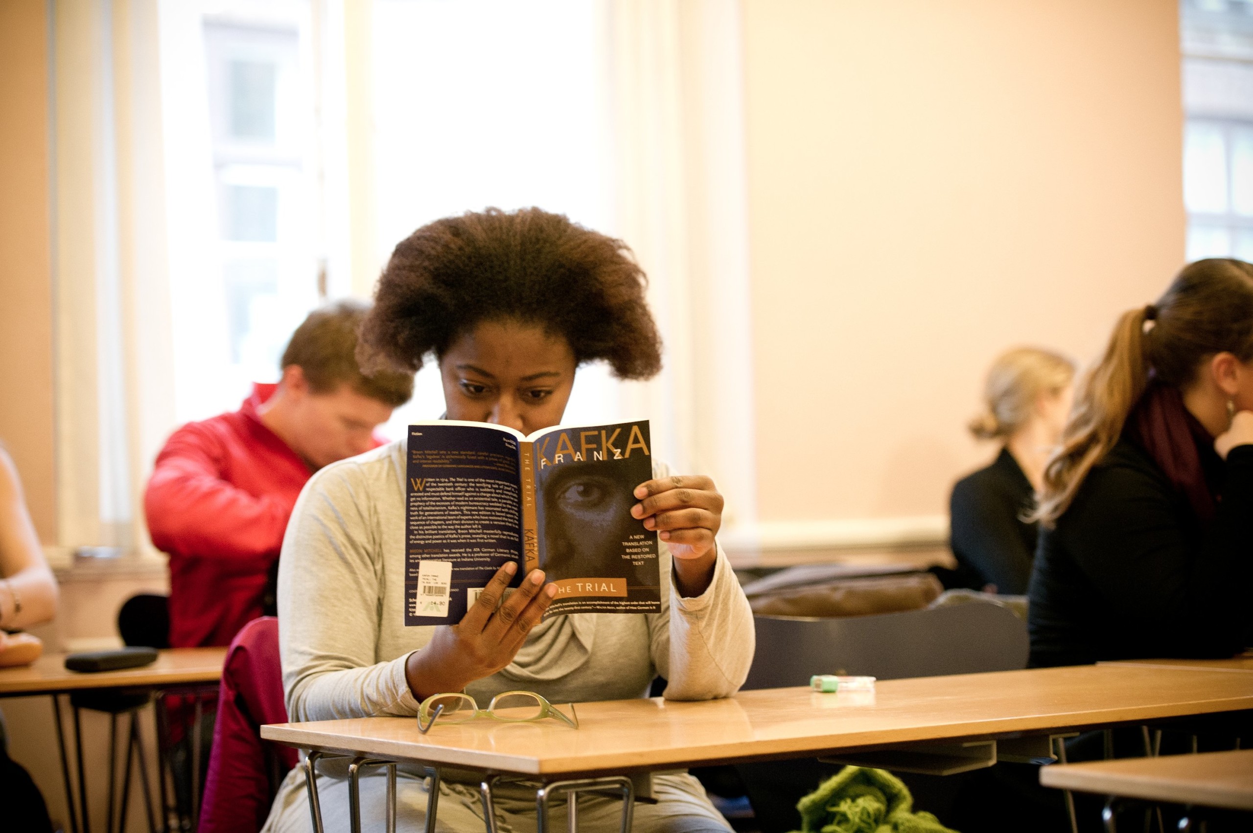 FORSKELLE - »Det lidt pudsige er, at litteraterne ofte hellere vil tale om store teorier, mens juristerne er mere interesserede i det, der står i bogen, vi taler om,« mener Ditlev Tamm, som tager litteraturen med ind i klasselokalerne på Jura.