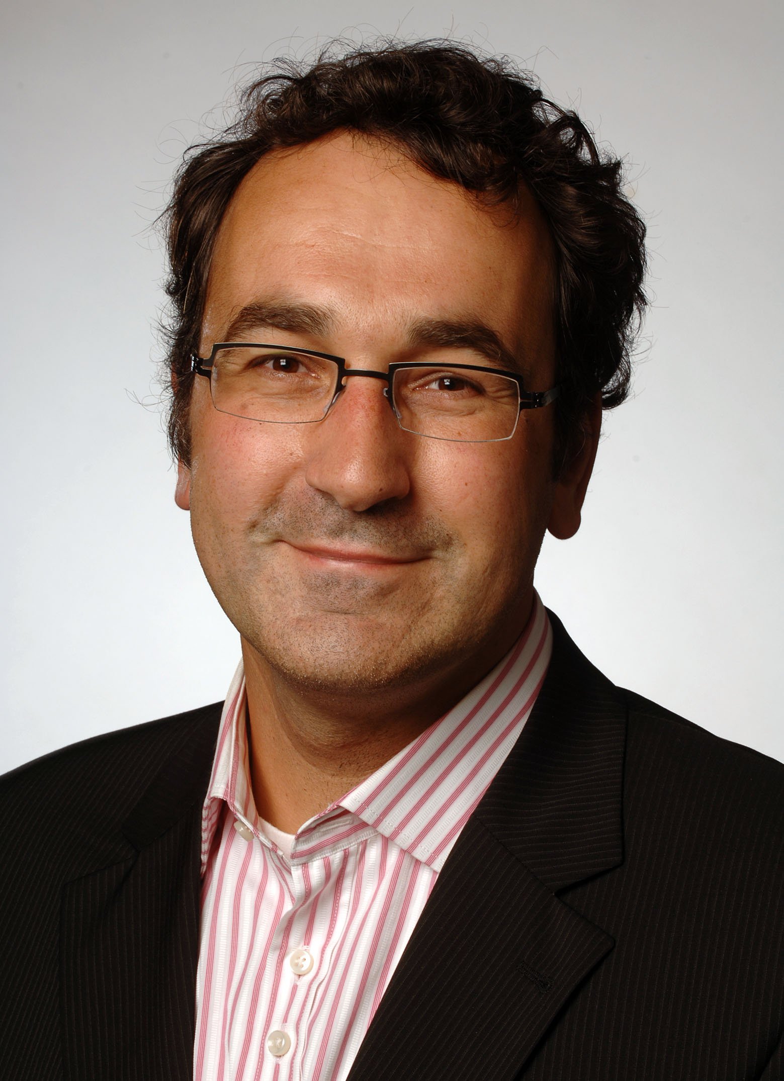 DOBBELTLIV - Diederik Stapel, en charmerende, populær og vennesæl socialpsykolog betog medier, kollegaer og studerende. Hans forskningsdata producerede han dog selv i ophøjet, hemmelig ensomhed.
