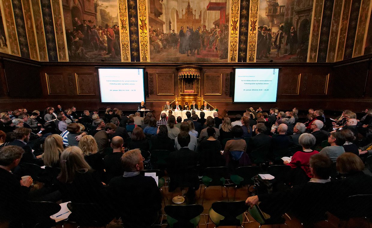 KONTRAKTSTYRING – Politikere og forskningsverdenen var samlet i KU´s festsal for at finde fremtidens takter for universiteterne. Regeringen vil bruge udviklingskontrakterne på en anden måde end i dag.