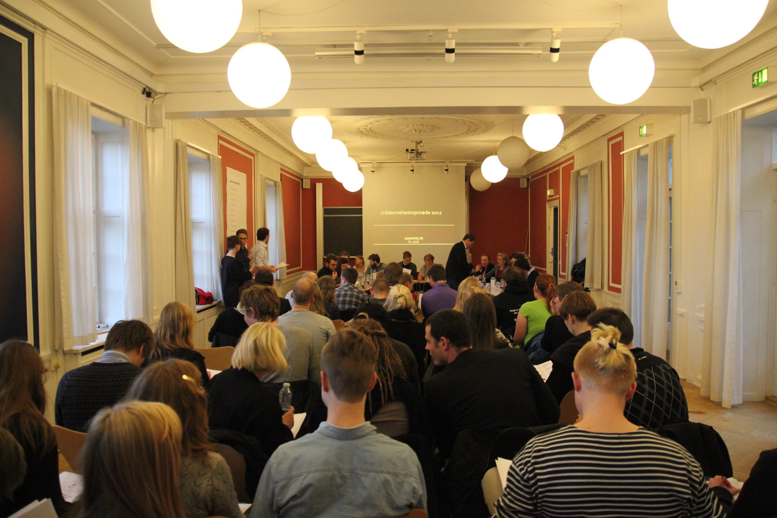 KLASSELOFT - Pakket sammen i et langstrakt lokale, kan debatdeltagerne på egen lunge fornemme iltniveauet i en fyldt dansk gymnasieklasse eller forelæsningssal. 