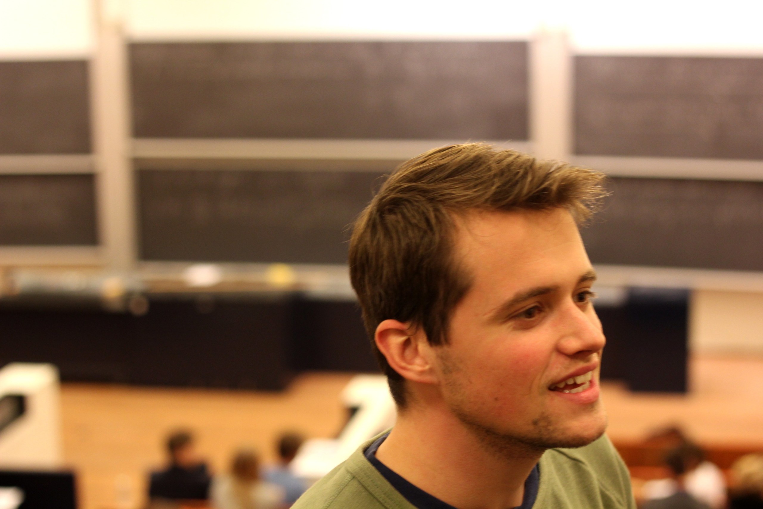 ØKONOMKULTUR - Økonomistuderende ser uventet mappeløse ud, konstaterer vores udsendte.