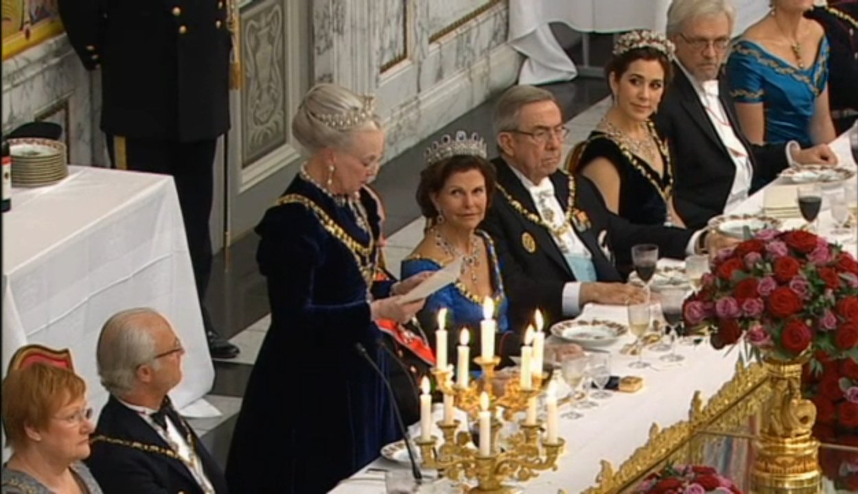 Queen Margrethe and her retinue at the gala dinner Sunday evening
