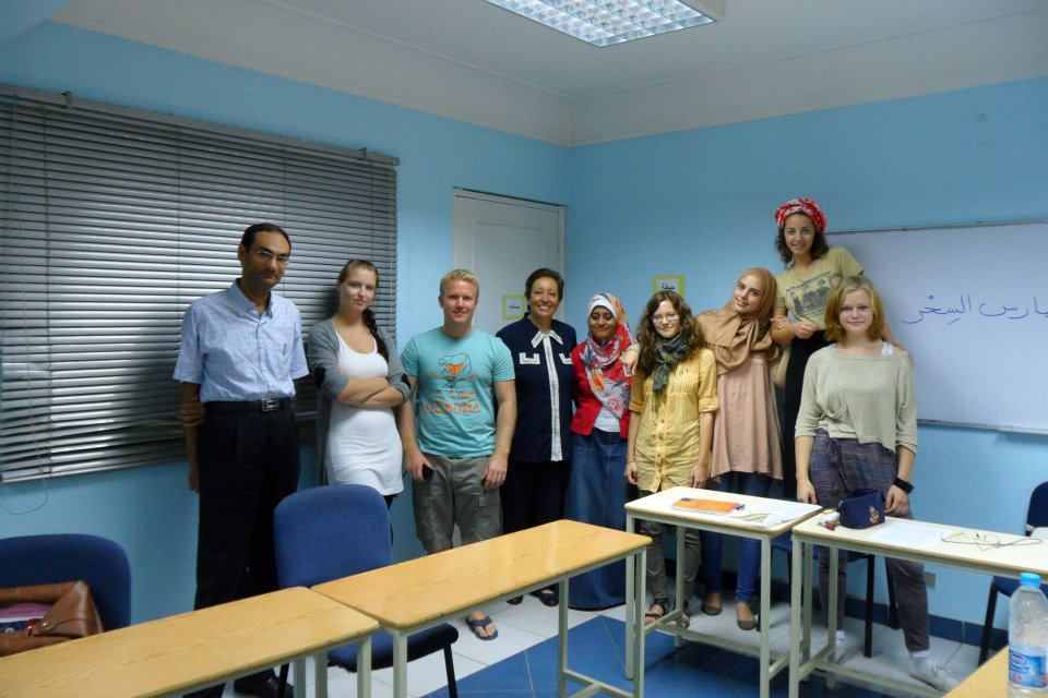 BLÅT I BLÅT - Det er Michael Malmberg i den grønblå t-shirt, omgivet af medstuderende på instituttet i Cairo.