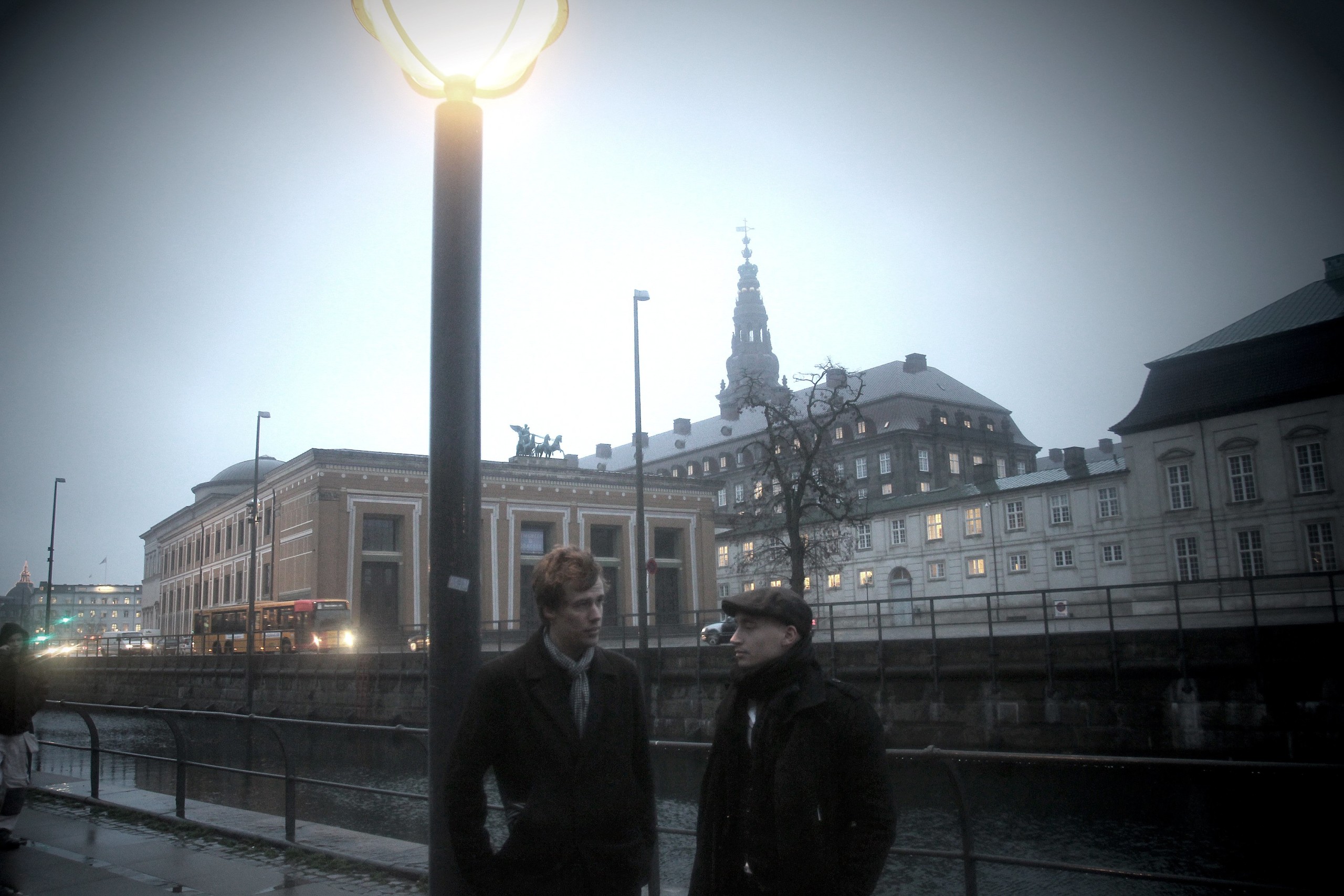 DEMOKRATI EN DAG? - Rasmus Sinding Søndergaard (tv) og Arvid Aagaard benytter dronningens 40-års til at slå et slag for republikken. Her skutter de sig en gråblå vinteraften foran det, der kunne være symbolet på et moderne demokrati, Christiansborg.