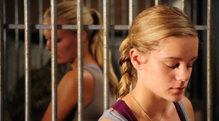 Emma (i forgrunden) og veninden Cassandra (baggrunden) udvikler et venskab ladet med rivalisering og erotik.