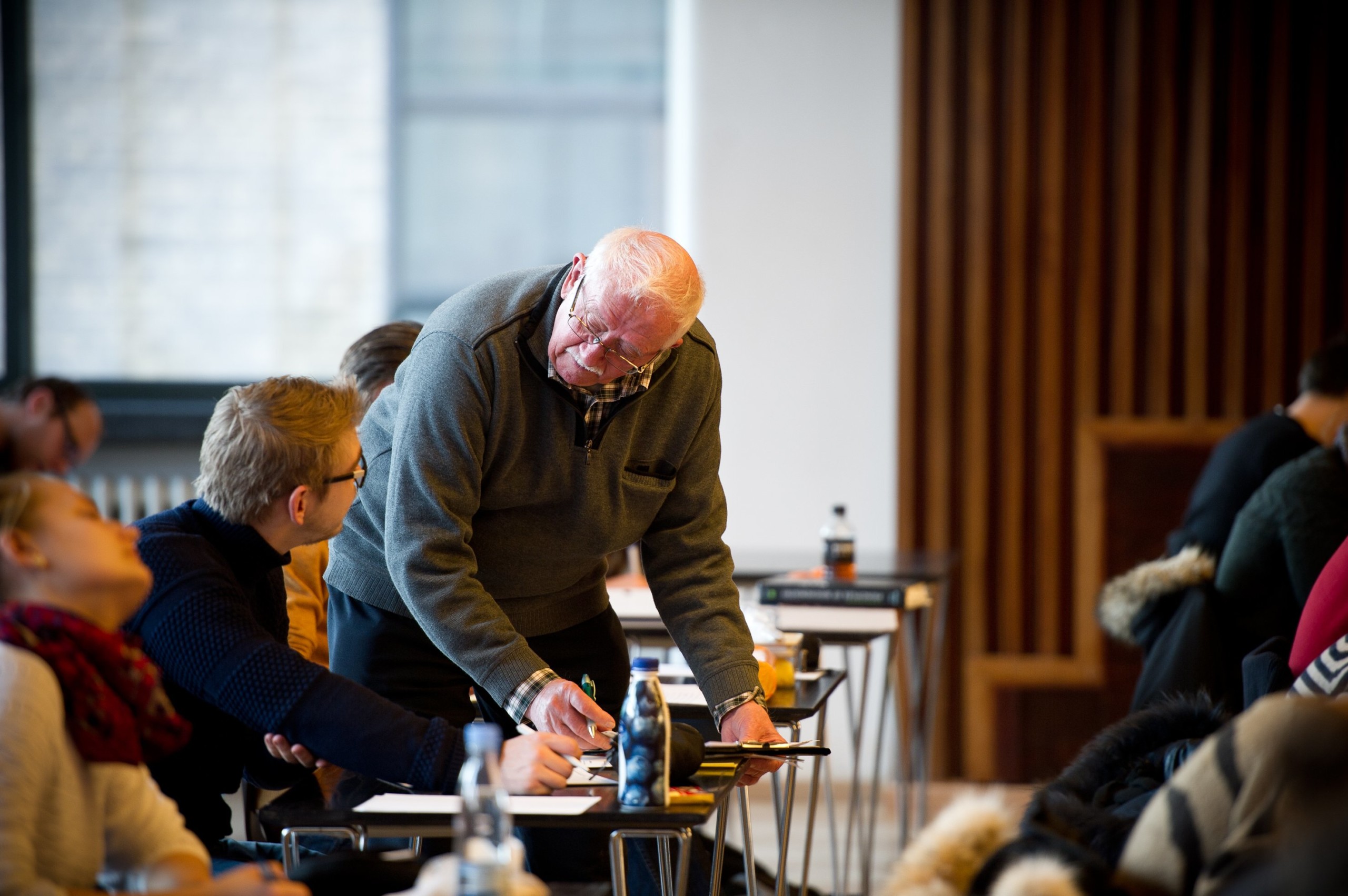 OVERTILSYN - Palle Erdmann tjekker, at den studerendes legitimation er i orden og afkrydser eksaminanden på
sin tilsynsliste, inden eksamen begynder. Manglende legitimation og for sent fremmøde er principielt afvisningsgrund, fremgår det af eksamensreglerne.