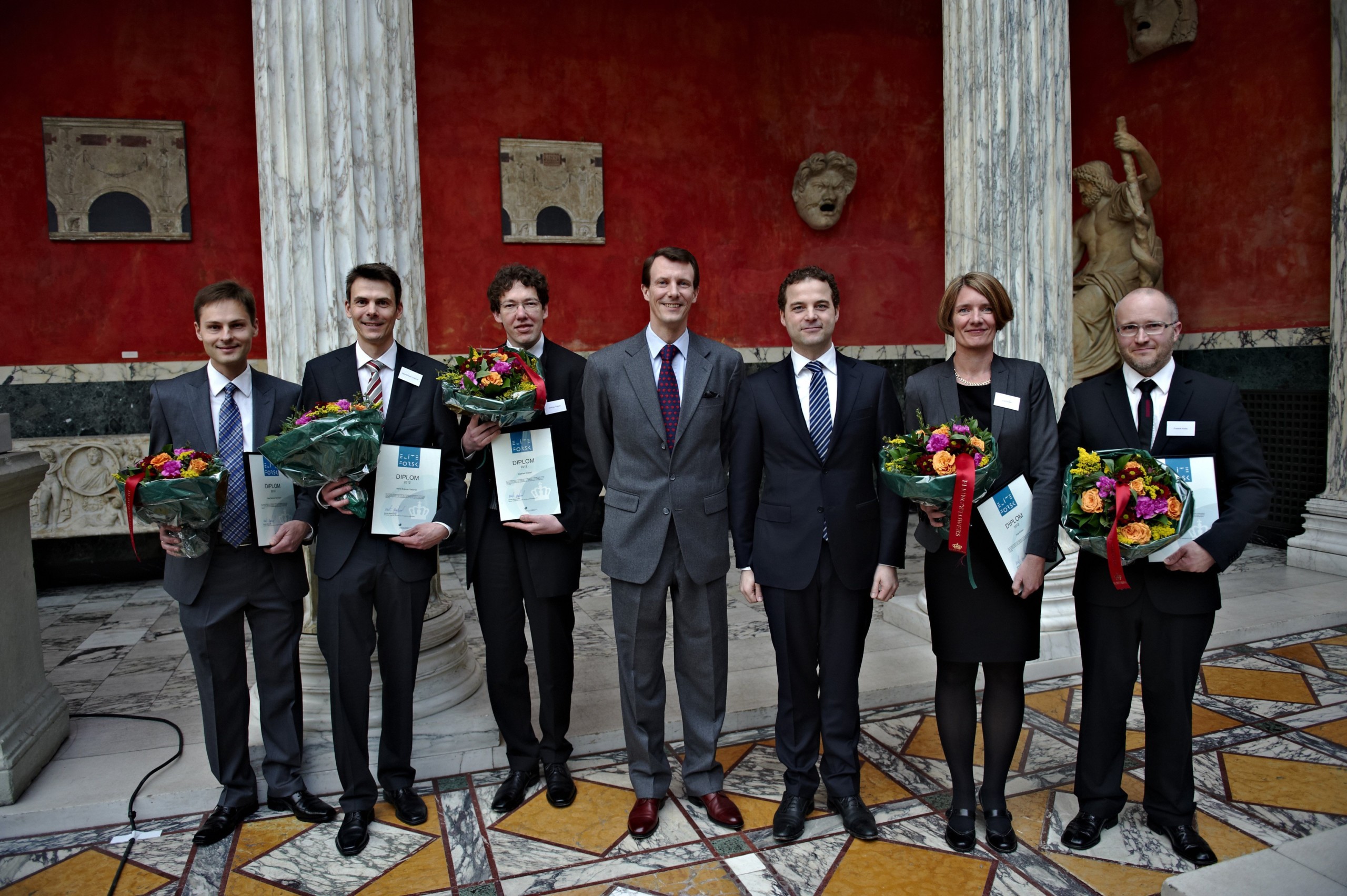 PRISMODTAGERE - Til venstre i rækken står KU's to modtagere af EliteForsk-prisen 2012 - økonom Peter Norman Sørensen og farmakolog Hans Bräuner-Osborne (find link til artikel om sidstnævnte nedenfor). 