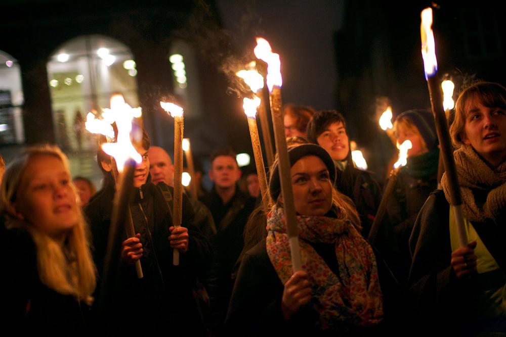 FAKLERNE OVERDRAGES - Det kan godt være, det er old school, men fakkeltog – som dette fra efteråret – er stadig en gangbar måde at skabe opmærksomhed på.
