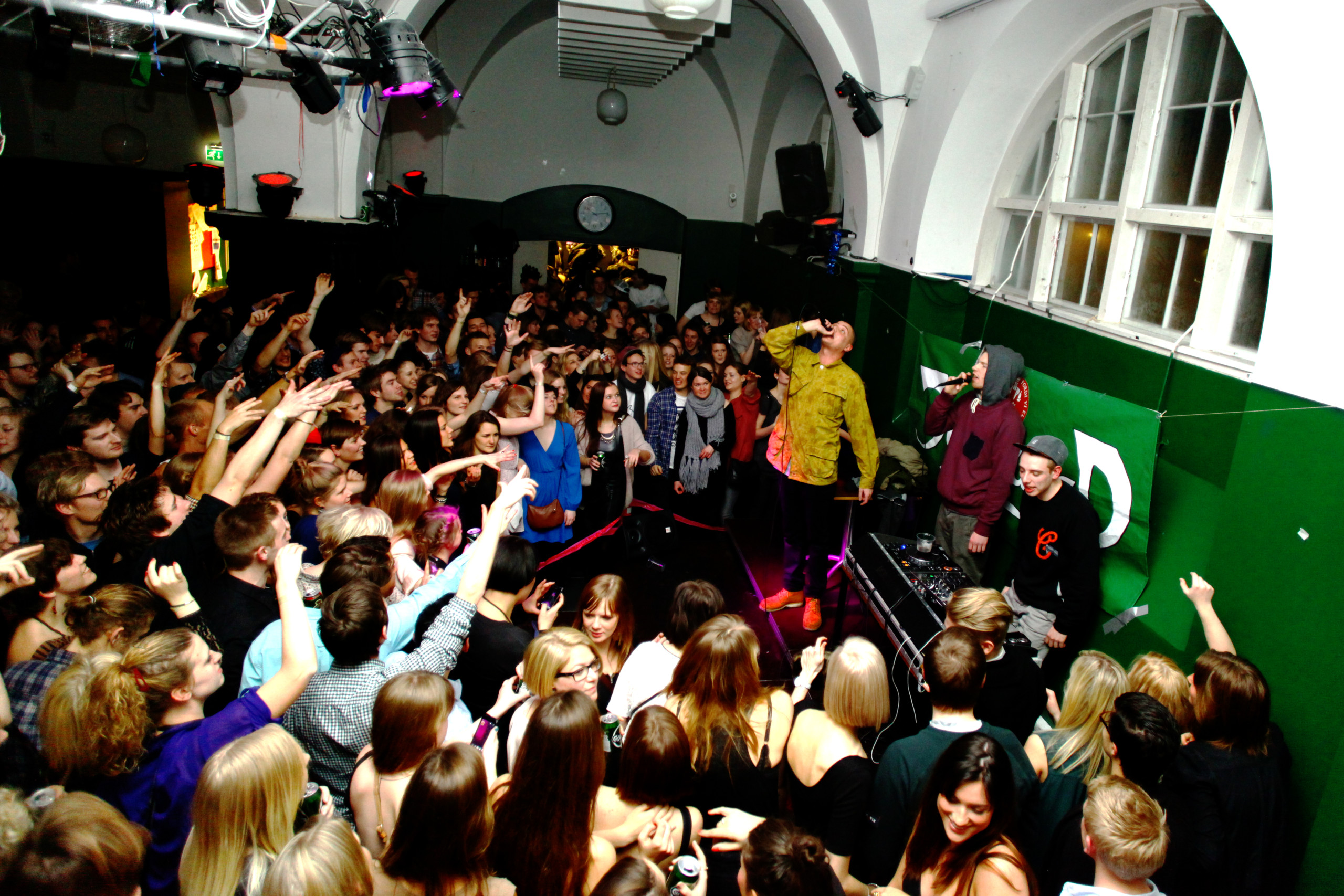 PAKKET - Studerende tilbeder Kidd i en tætpakket café.