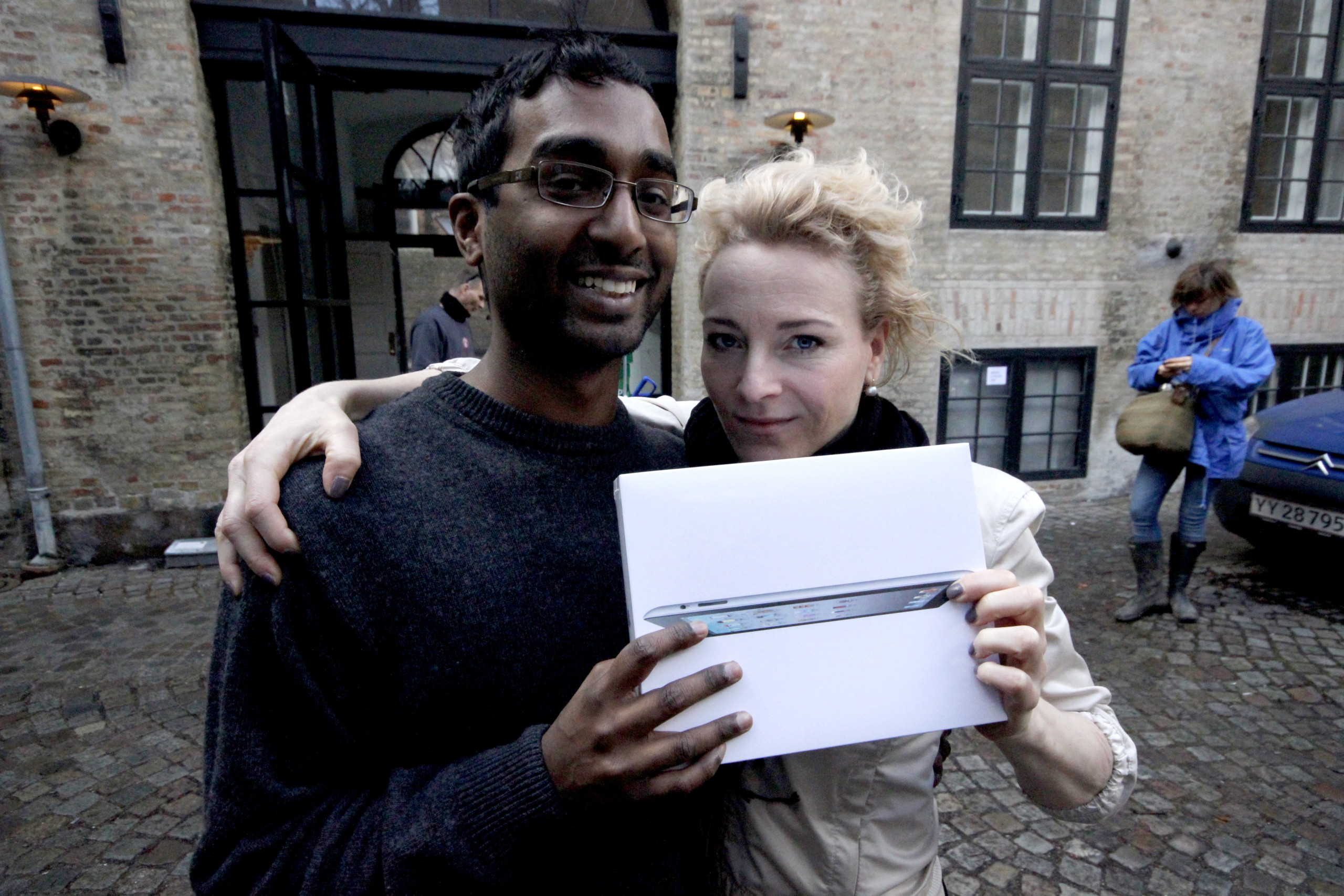 PRÆMIE - Theo og Gry fra redaktionen poserer med iPad'en. Om lidt skal de slippe den og sige farvel.