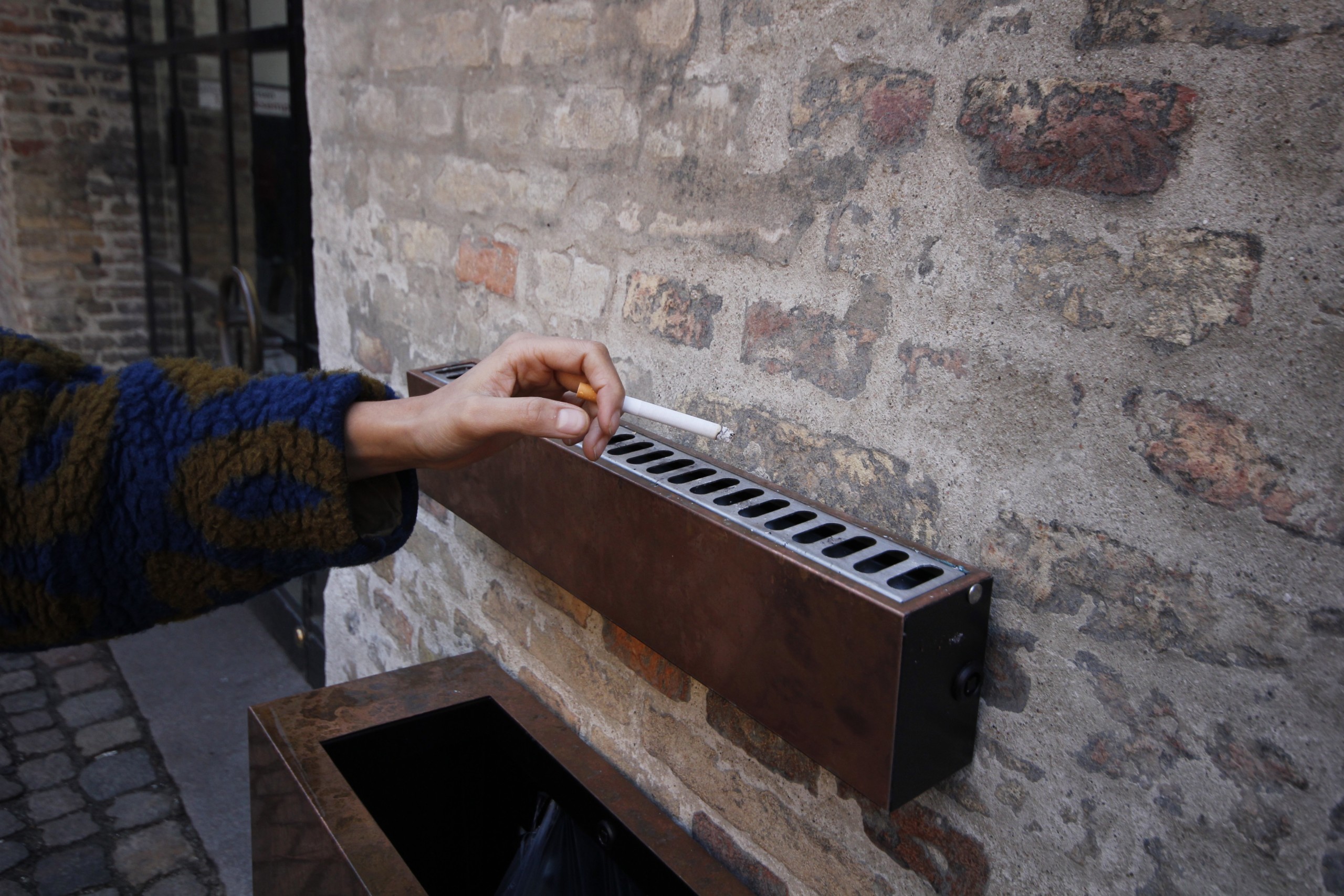 RYGERLUKSUS - KU har sat smukke kobberaskebægre op i den historiske Musumsfirkant, så medarbejderne kan ryge i ordentlig stil.