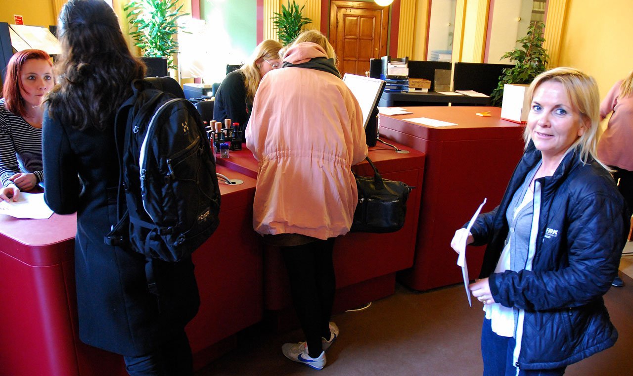 ANSØGNINGEN - Charlotte Münchenberg i kø hos Uddannelsesservice. I hånden holder hun måske en gylden nøgle til den lille åbning for kvote 2-ansøgere til et universitetsstudium. 
