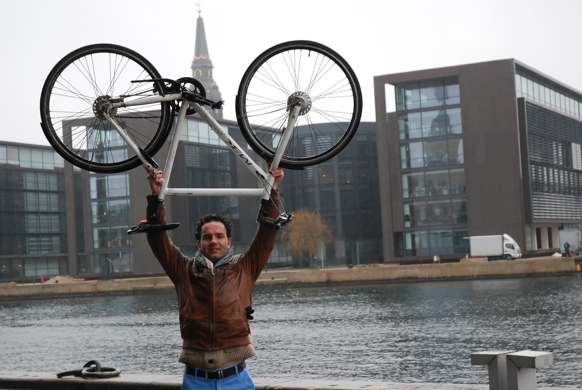 Gijs Stevers demonstrates how he plans to cross the Mediterranean. 