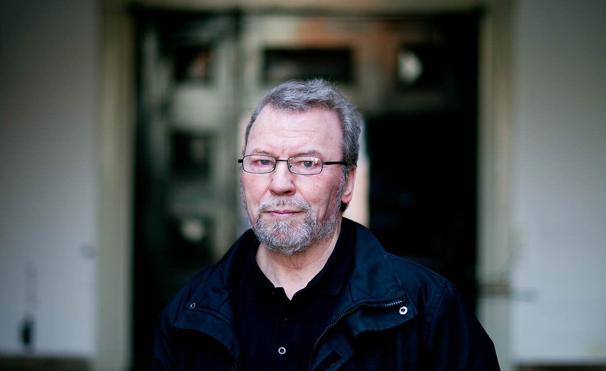 AUTODIDAKT - Ligesom mange andre teknikere på KU er Poul Erik Krogshave selvlært inden for sit område. Her demonstrerer han bjergartsprøver fra lokaliteten Sorte Engel i Grønland samt nogle af de præparater, han har fremstillet og udviklet til analyse ved malmmikroskopi.