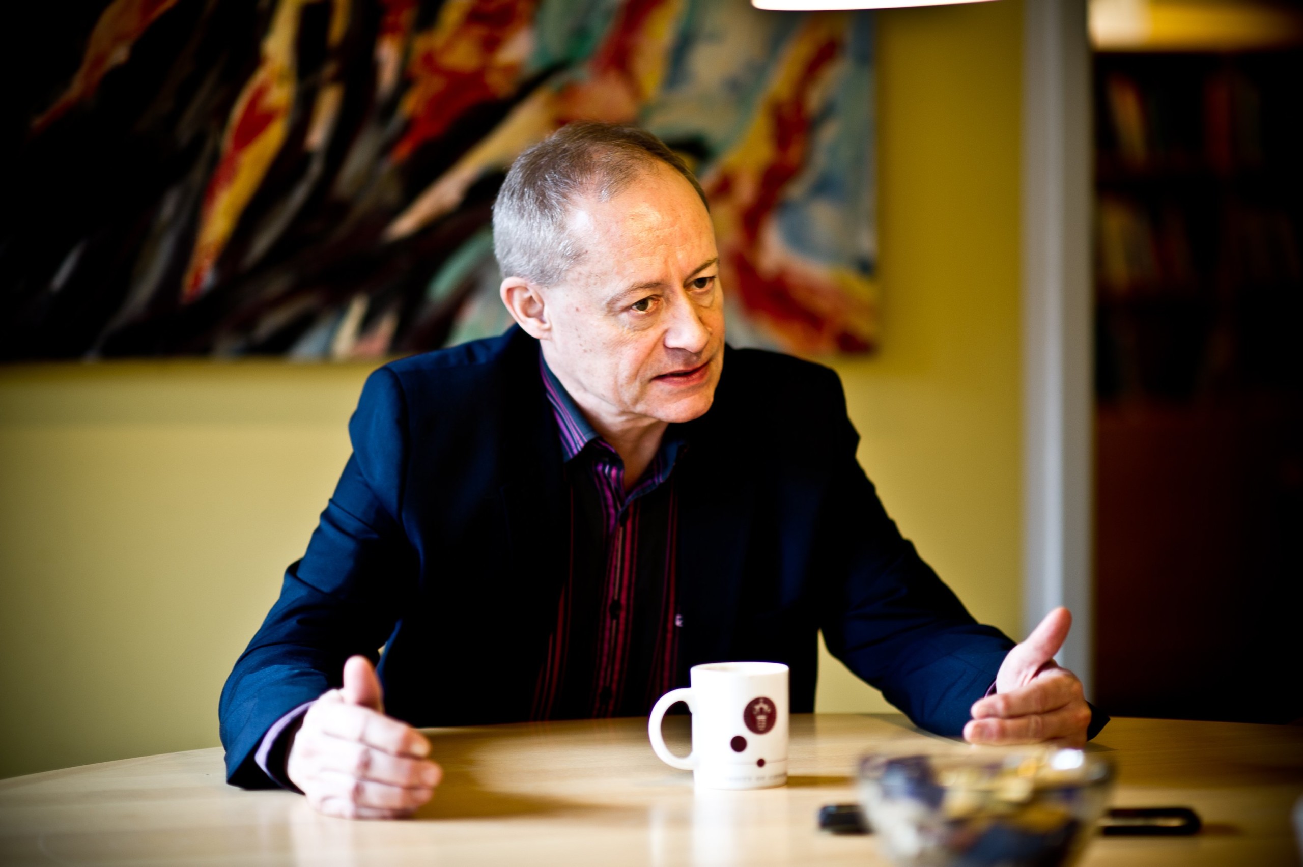 LOGISKE FORANDRINGER - Dekan Ulf Hedetoft understreger, at hans omorganiseringer ikke indebærer afskedigelser eller personalereduktioner. »Det har jeg sagt i alle de sammenhænge, hvor det her har været oppe, så ingen bør kunne være i tvivl. Det har kun handlet om at finde ud af, hvad ligger bedst her centralt, og hvad der ligger bedst andre steder i systemet.«