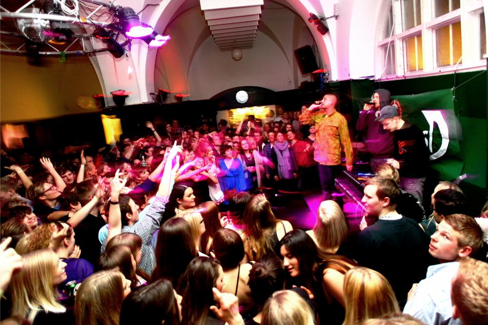 Faculty of Social Sciences Friday bar 'Kommunens dansegulv', the night 'Kidd' gave a concert last February. It can become even more of a squash in 2012, as the University of Copenhagen will take in more students