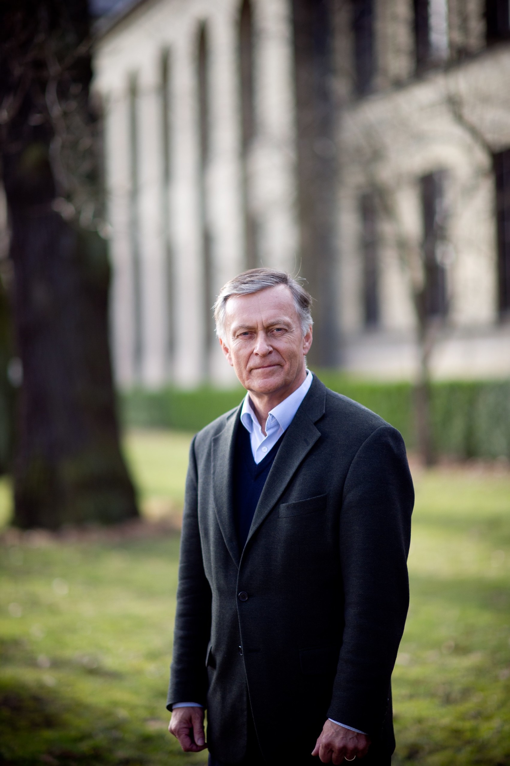 NIELS ELERS KOCH - Fællesskaber skal fremmes, mener den nye dekan. Den 8. juni har fakultetet booket Lille Vega til en sommerrevy, hvor de sammenbragte forskere og ansatte kan få grinet af universitetet og hinanden og drukket nogle drinks.
