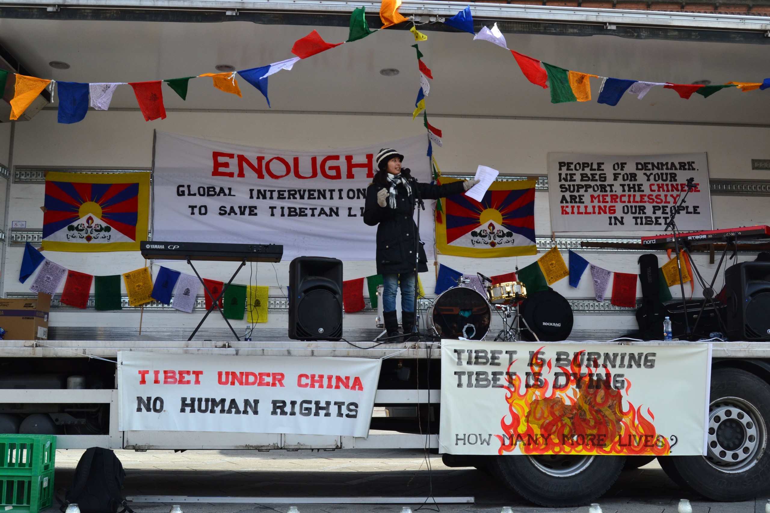 STUDENTERAKTIVISME - Formanden for Studerende for et Frit Tibet, Pema Andersen, på talerstolen ved demonstrationen 10. marts.