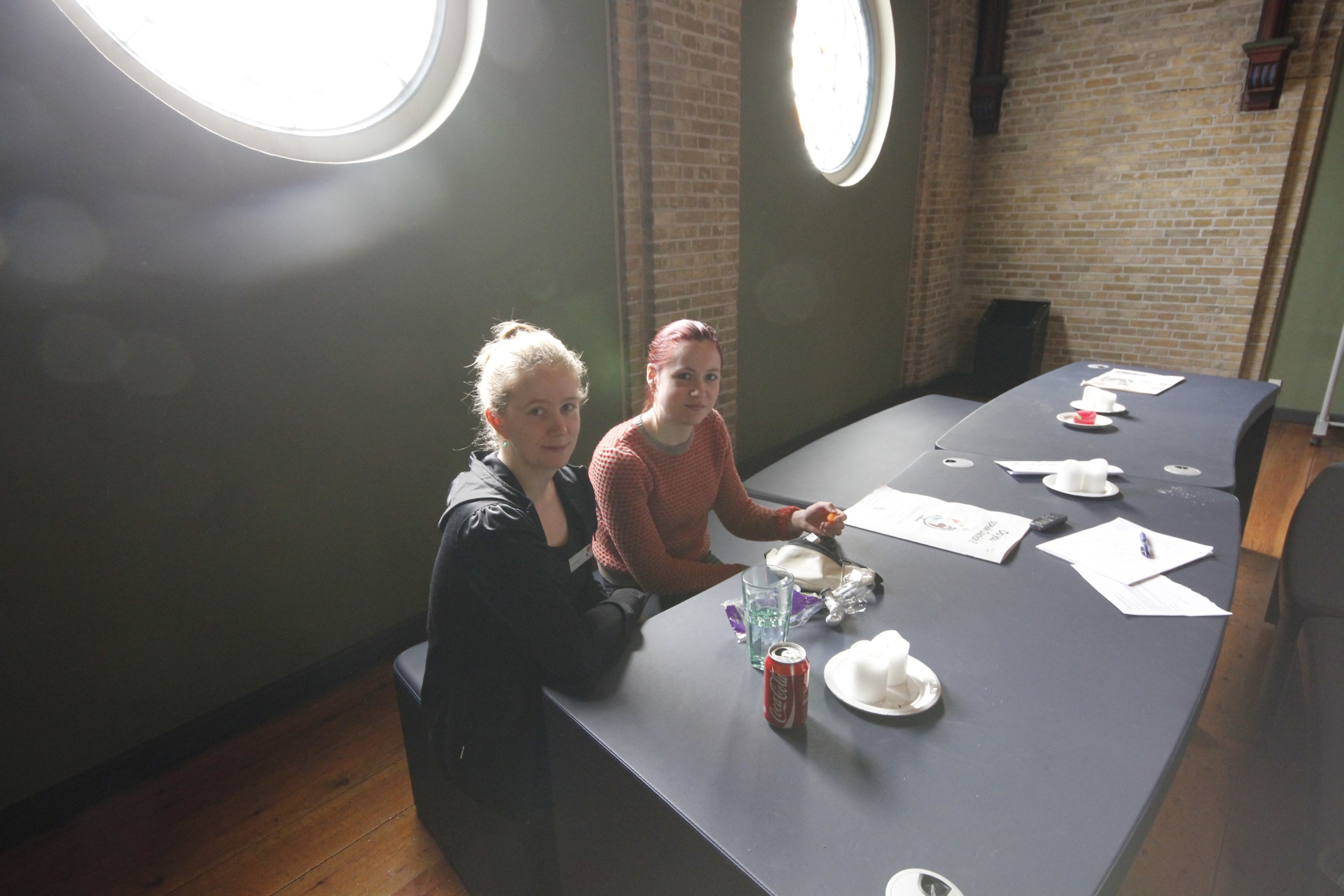 STUDIEVEJLEDERE - Gro Gerdsen (i front) og Sophie Ytte på øverste etage i det gamle Fiolbibliotek, der nu er 'one stop shop' for studerende med vejledningsbehov. De to får ikke lov at blive her så længe endnu.