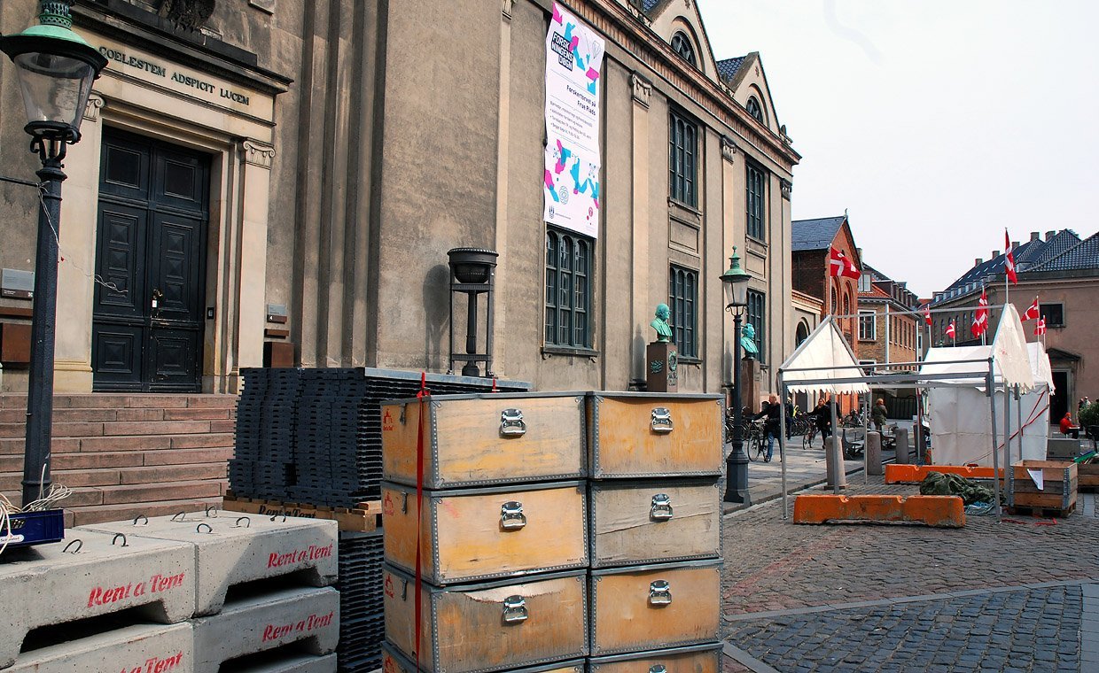 FORBEREDELSE – Flytterod på Frue Plads onsdag ved middagstid: Kasser, kabler og teltstænger flyder sammen med mange andre ting, mens montørerne fra Rent A Tent gør alt klart til Forskningens Døgn dagen efter. 