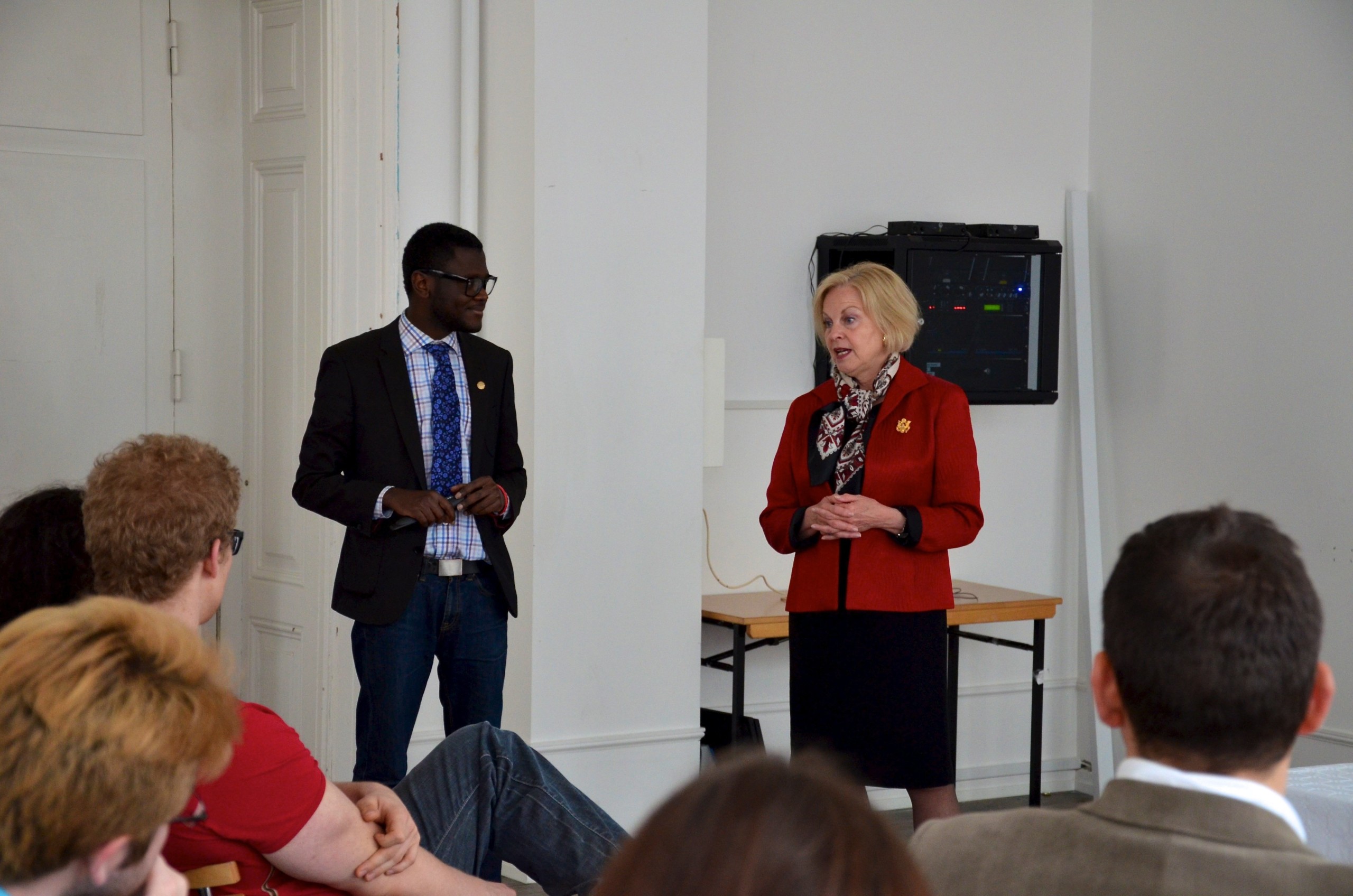 Organiser Gregory Rockson of the Copenhagen Union (left) and US ambassador Laurie Fulton at the Copenhagen Union meeting in Studenterhuset