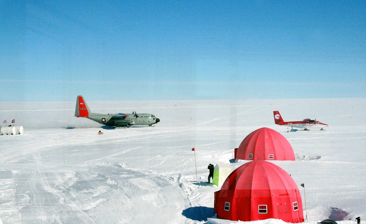 LEJRLIV - NEEM lejren 2011 med to telte til beboelse, Hercules flyet (USAF) med ski bringer forsyninger og udstyr. Twin-Otteren (NASA) bruges til transport og målinger i området.