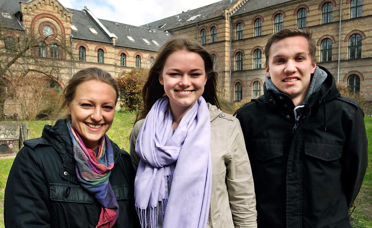 TRAVLTILFREDSE - De tre Økonomistuderende Nanna Olsen, Henriette Nylander Nielsen og Rasmus Gerner har henholdsvis 20, 22 og 26 undervisningstimer om ugen. Det er krævende. Men nødvendigt og ikke en time for meget, hvis man skal sikre studiekvaliteten, siger de.