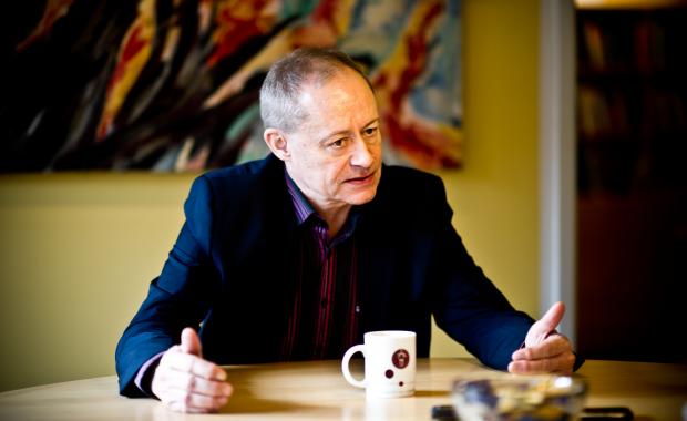 MED ÅBNE ARME? - Repræsentanterne for Humanioras forskere, TAP'ere og studerende er enige om, at Ulf Hedetoft som nyansat dekan nok skal få favnen fuld af udfordringer. Men de er ikke enige om hvilke, der er de mest centrale