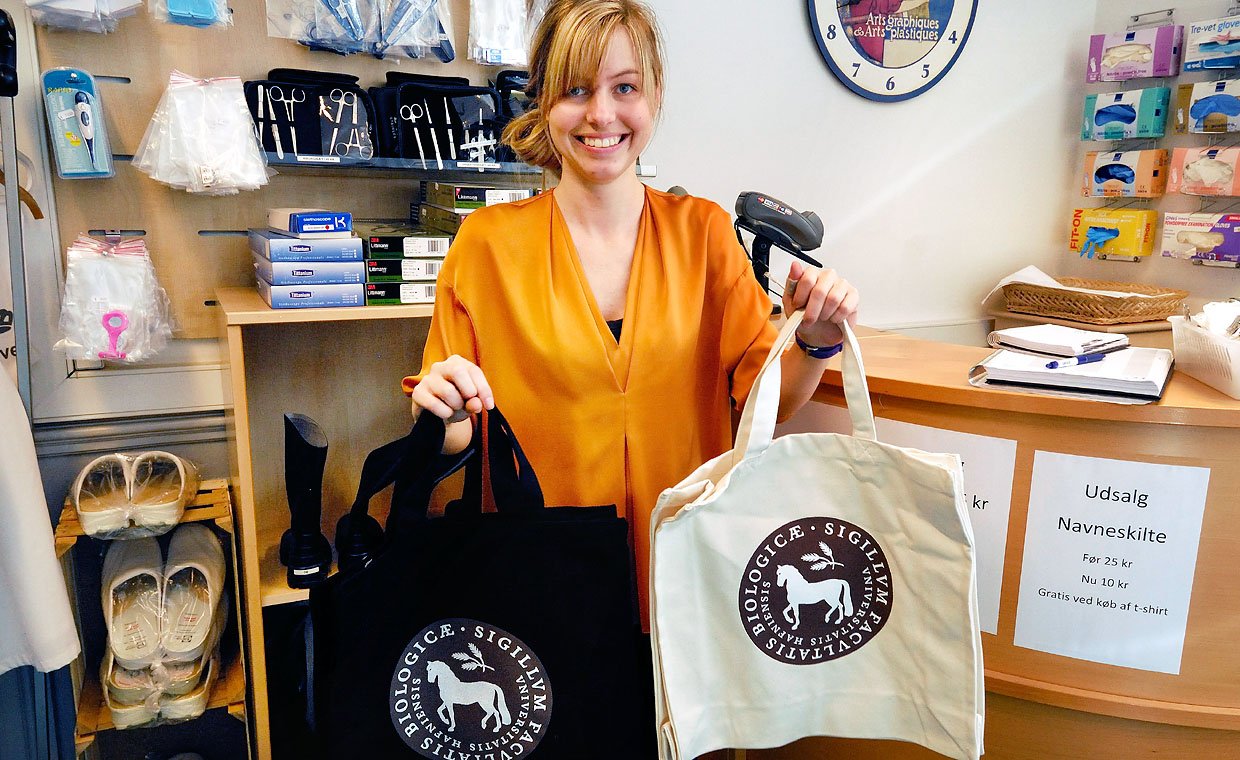 LIFE I GRAVEN - Det Biovidenskabelige Fakultets forhenværende logo er lagt død med fusionen med Det Naturvidenskabelige Fakultet af 1. januar 2012, men her viser Louise Christensen fra sekretariatet på Life logo-muleposer frem. Universitetets grafiker designede dusinvis af heste til seglet, før ledelsen valgte en, der havde den rette bentykkelse. Valget af bomærker er svært.