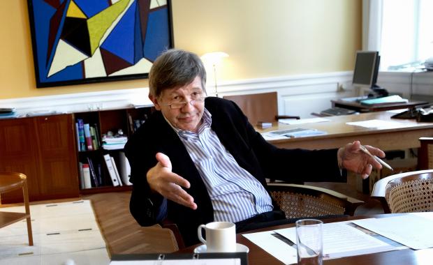 ANALYSEBEBRILLET - Ralf Hemmingsen vil sammen med resten af KUs ledelse nu påbegynde analysen af, hvordan garantien på 12 ugentlige undervisningstimer til alle KUs bachelorstuderende i 2014 bedst føres ud i livet. 