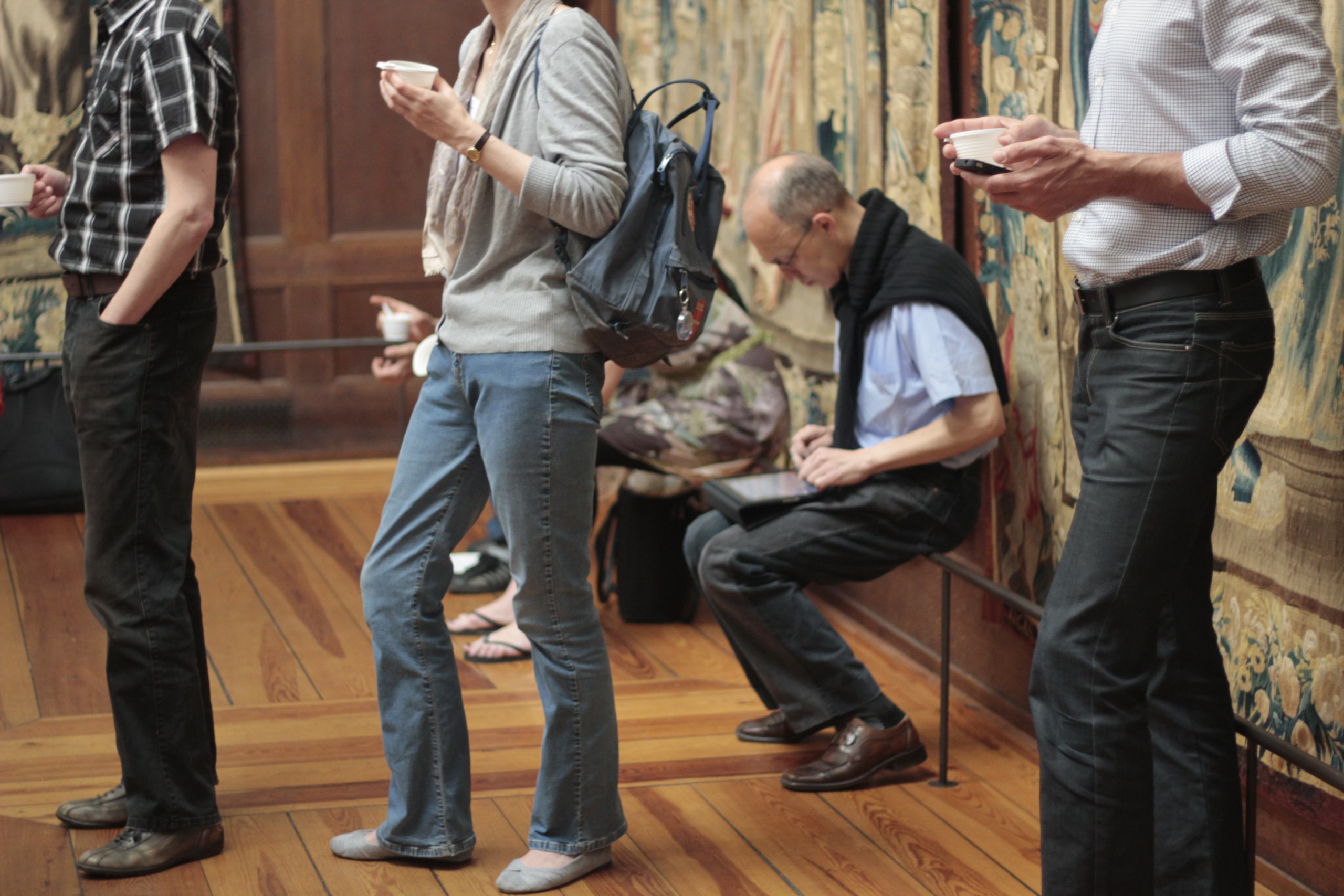 TILFREDS - En KU-ansat sniger sig til at arbejde midt under præsentationen af KU's stort anlagte arbejdsglædekampagne.