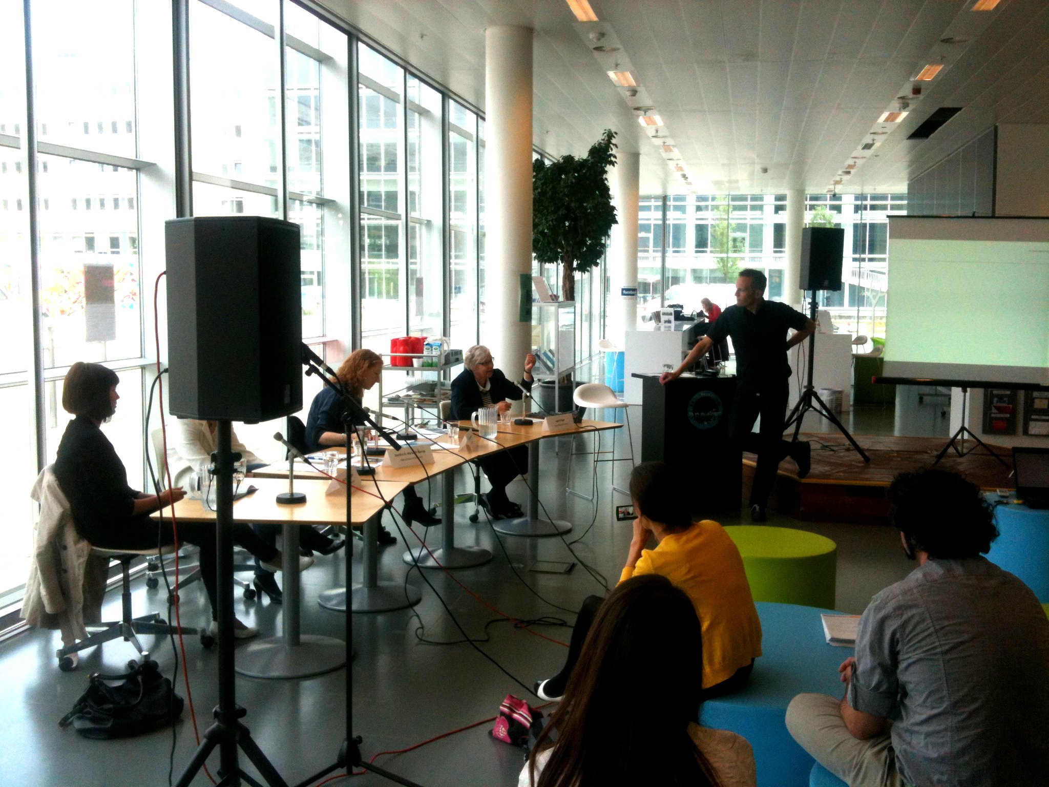 TIL DEBAT - Humanisternes bibliotek var onsdag ramme for et debatmøde om bedre vilkår for studerende i praktik. Paneldeltageren ved bordet midt i billedet er DM's formand, Ingrid Stage.