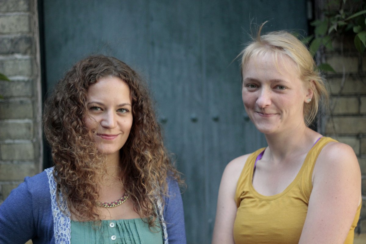 TRUSTEES - Julie Fjeldsted (tv) og Sigrid Bjerre Andersen har fået 315.200 kroner til at bygge en helt ny portal, der skal få studerende til at dele viden på tværs af fag.