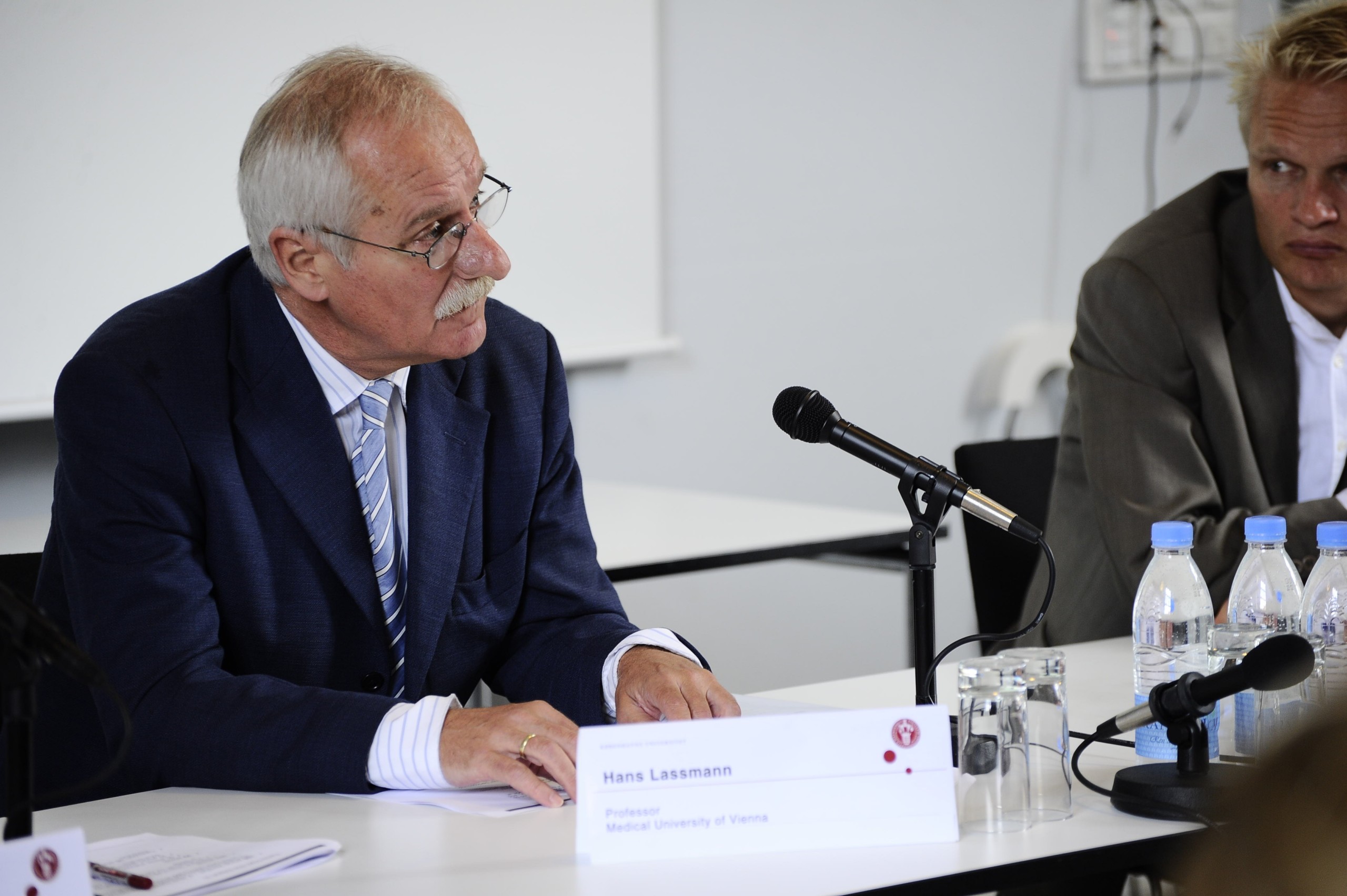 MISTANKE - Professor Hans Lassmann fremlægger den ekspertrapport, der nu får KU til at sende en hel stribe Milena Penkowa-artikler til UVVU.