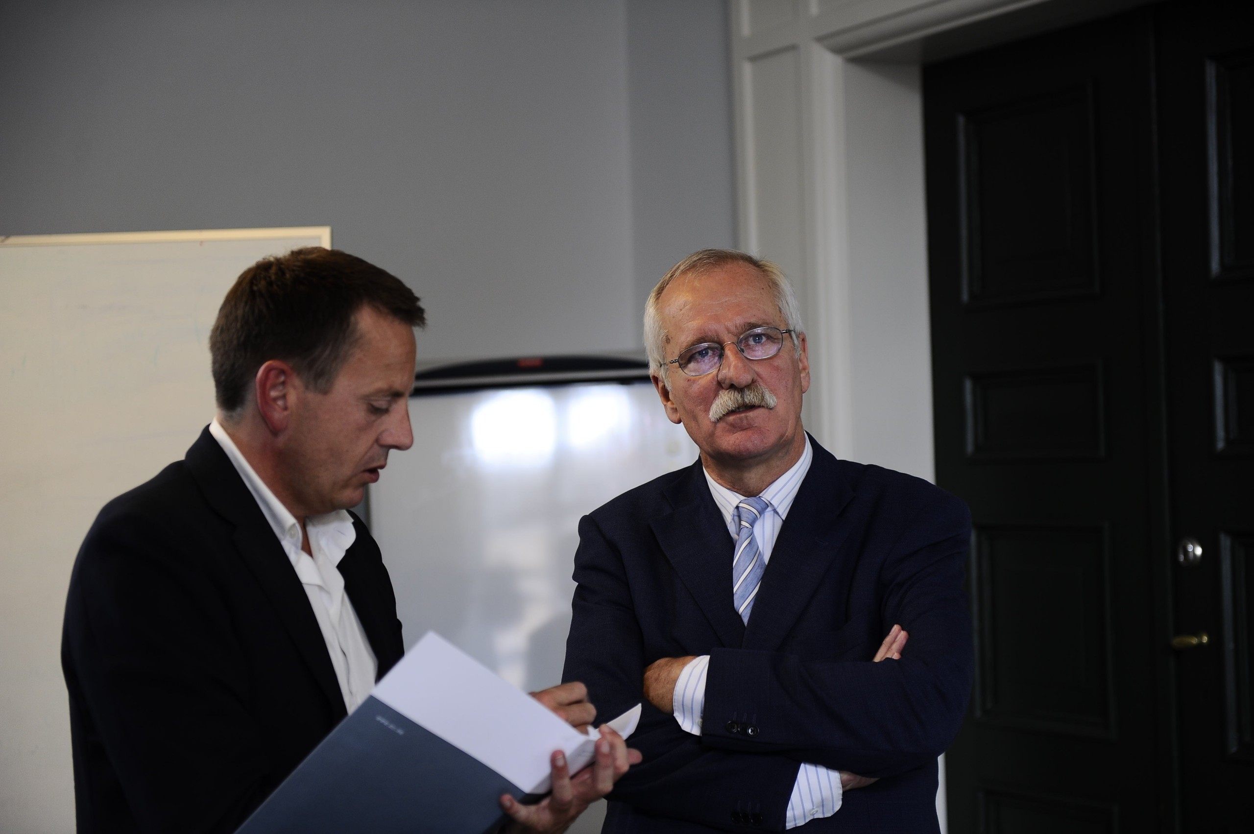 UNDERSØGERE - Hans Lassmann (th) i samtale med journalist Poul Pilgaard Johnsen, der skrev de første afslørende artikler om Penkowa-skandalen.