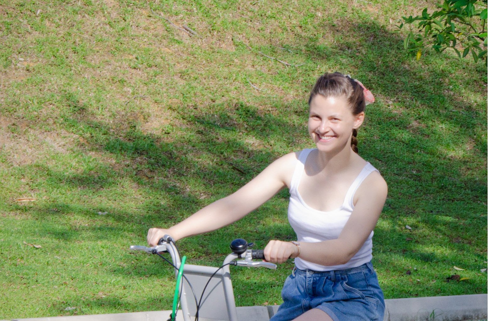 UCPH student Julie Kirstine Skak Kristians biking while on an exchange in Singapore
