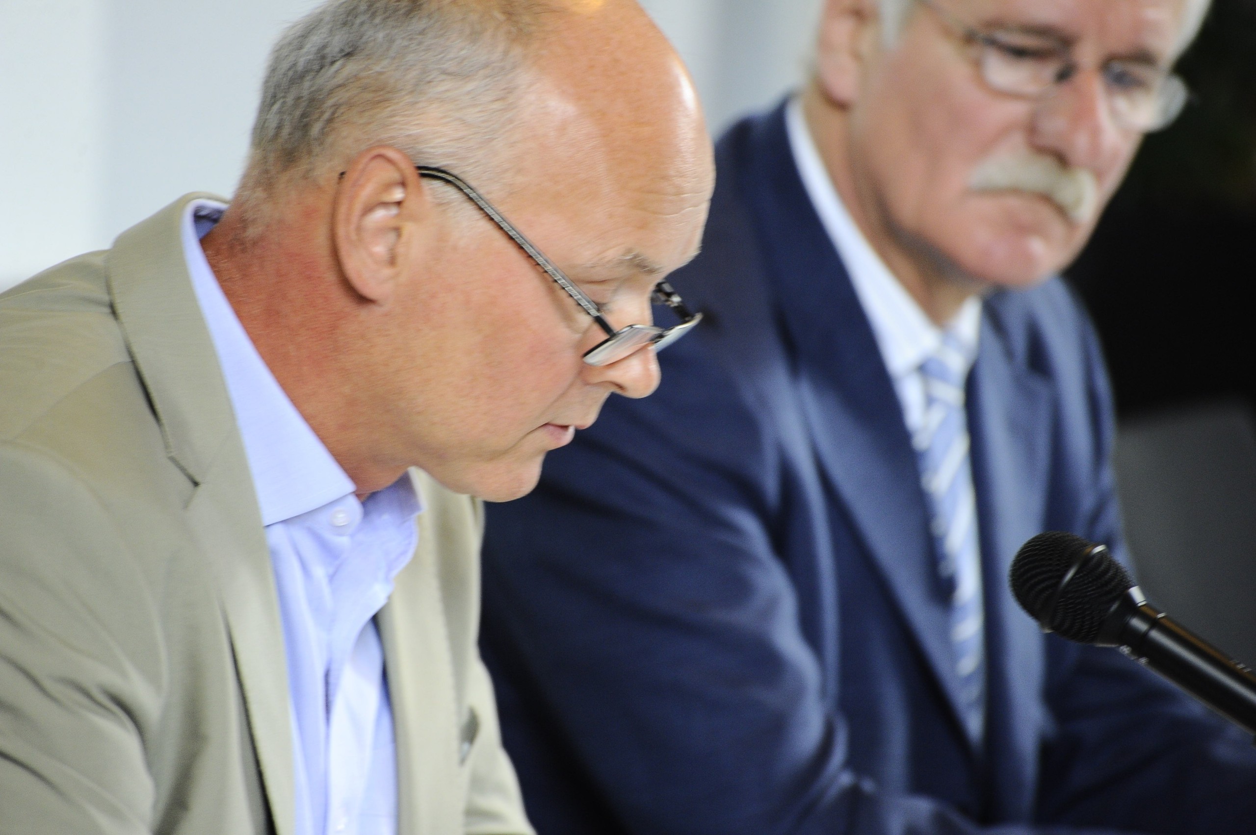 Prorector Thomas Bjørnholm and the chairman of the international panel Professor Hans Lassmann (right)