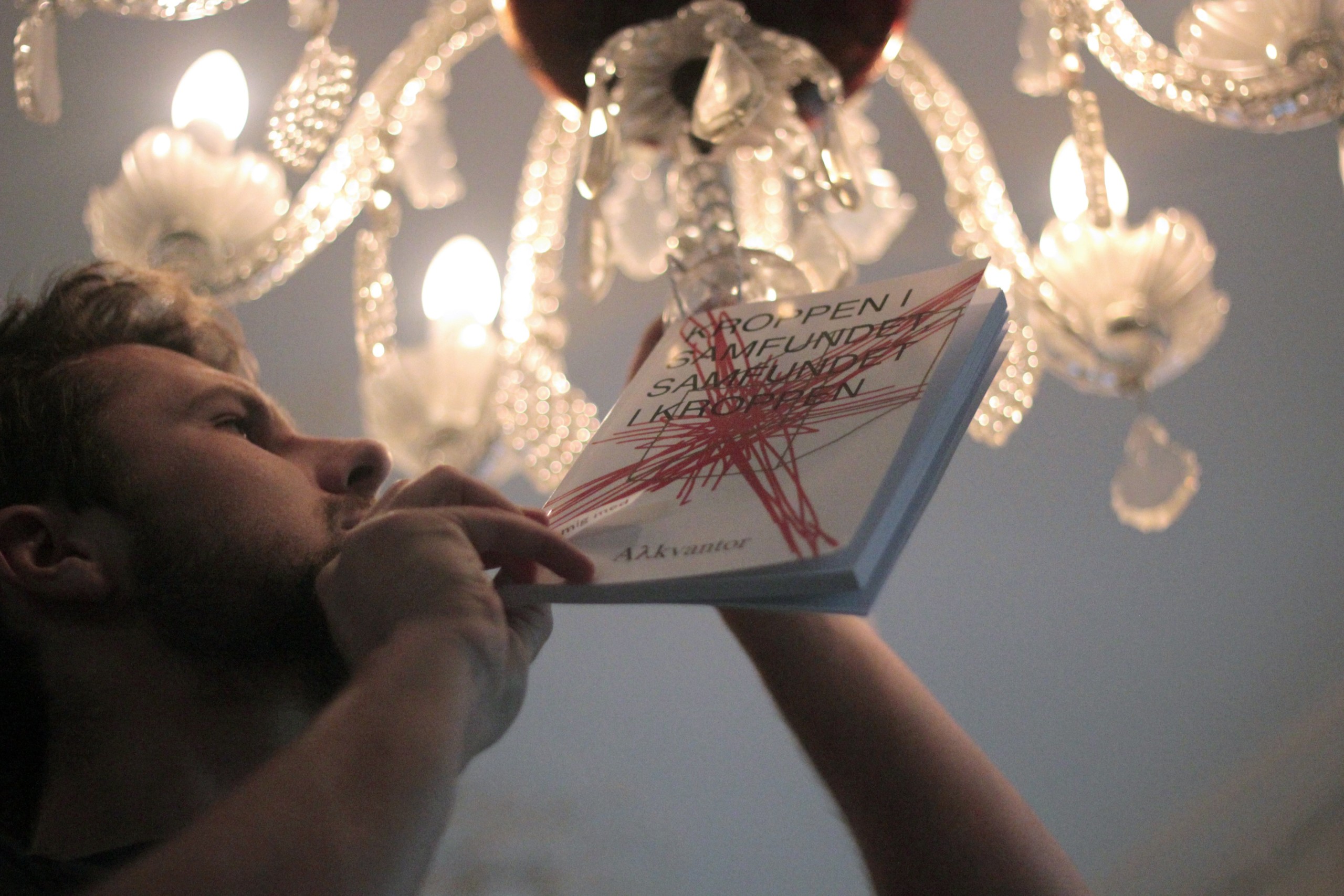 VIDENSAKTIVISME - Jesper Ruben i færd med at sende antologien Kroppen i samfundet, samfundet i kroppen i cirkulation.