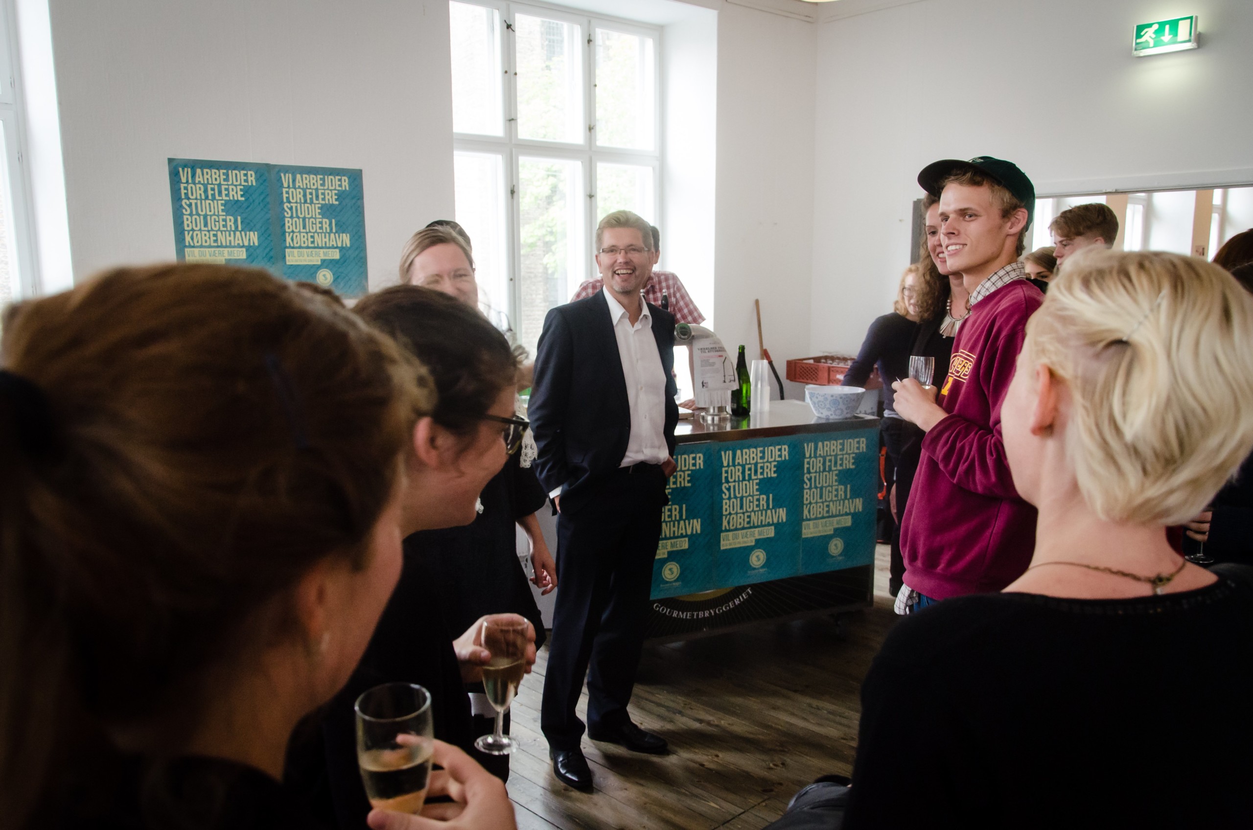 FORBRØDRING - Overborgmester Frank Jensen som indtil torsdag den 13. har afvist at kunne hjælpe de unge, som søger bolig, deltog i en fest, der skulle fejre, at han nu - sammen med det øvrige bystyre - har besluttet at hjælpe unge, som søger bolig.