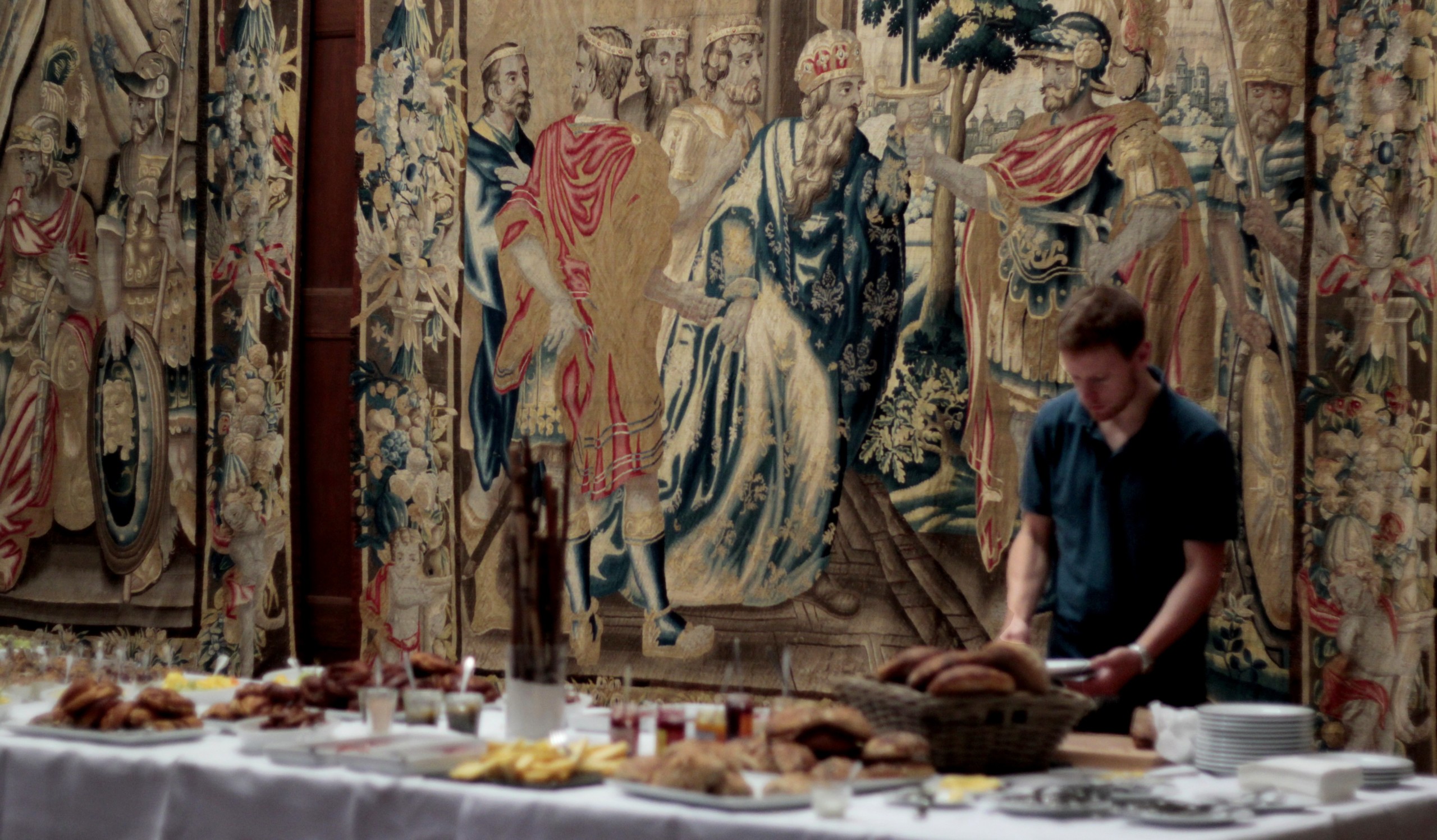 VÆGTÆPPER - På KU's belgiske gobeliner fra 1600-tallet er Alexander Den Store og hans håndgangne mænd ved at lægge planer, mens KU gumler brunch og drøfter uddannelse.