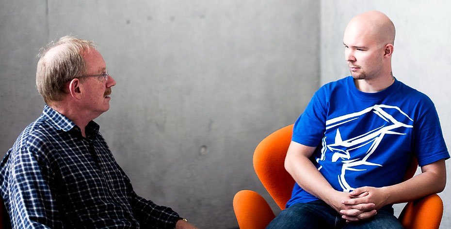 DIALOG - Studieleder Morten Johnsen i samtale med studerende Chris Ramming.