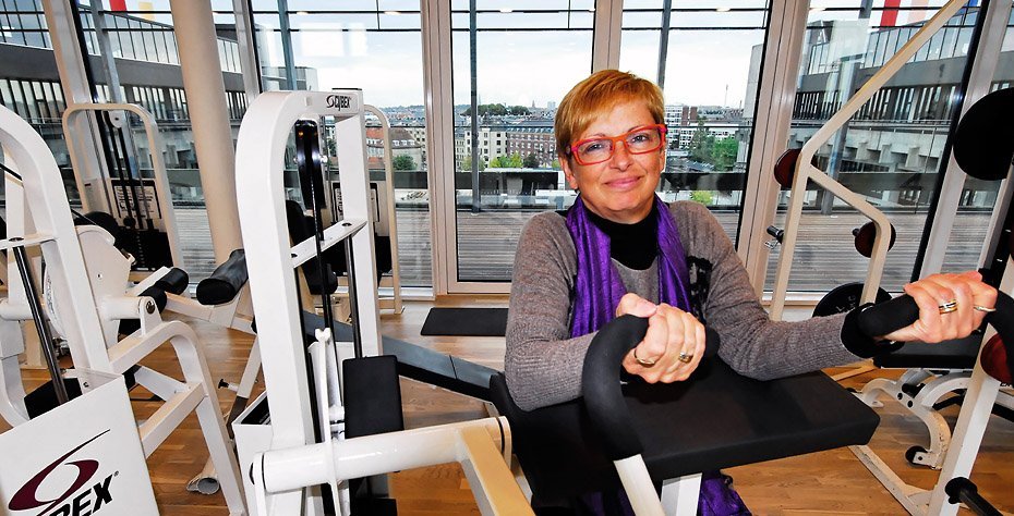PÅ TOPPEN - Ingrid Kryhlmand, formand for Motionsforeningen på Sund, viser, hvad foreningens fitnesscenter kan bruges til. Bag hende er der fri udsigt ned på Københavns hustage. 