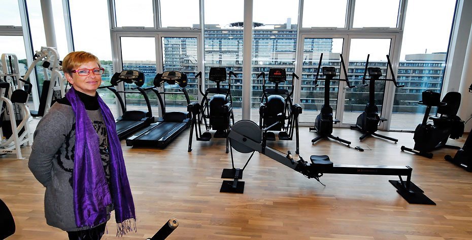 PANORAMA - Her er udsigten til den anden side fra Motionsforeningen lokaler på toppen af Panum. Man kan se Rigshospitalet med dets karakteristiske helikopterlandingsplatform. Bag Ingrid Kryhlmand står et udvalg af foreningens kredsløbsmaskiner.
