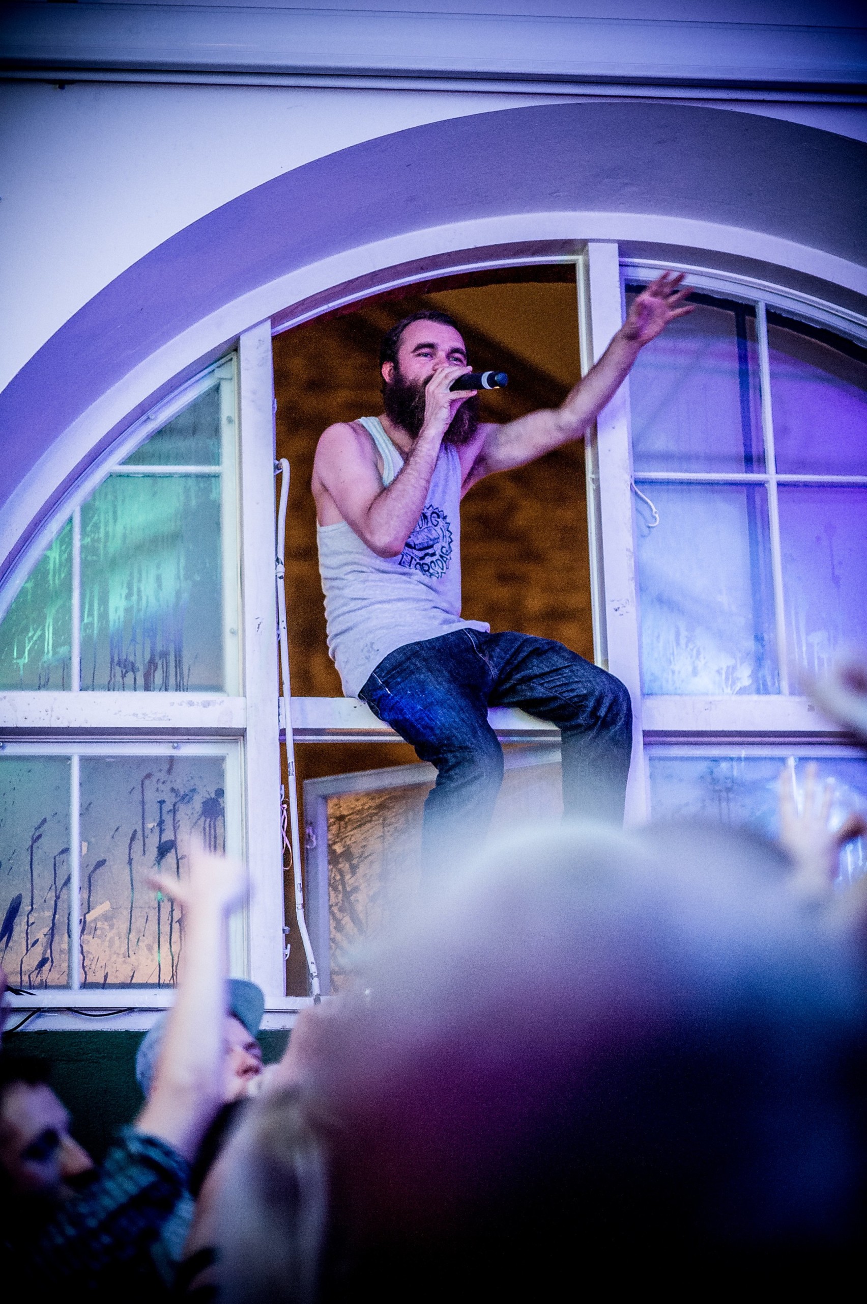 RASKE PENGE - Klumbens trofaste makker er klatret op i et småsprosset vindue for at bade sig i sval natteluft, mens publikum sveder på gulvet og på bardisken. 