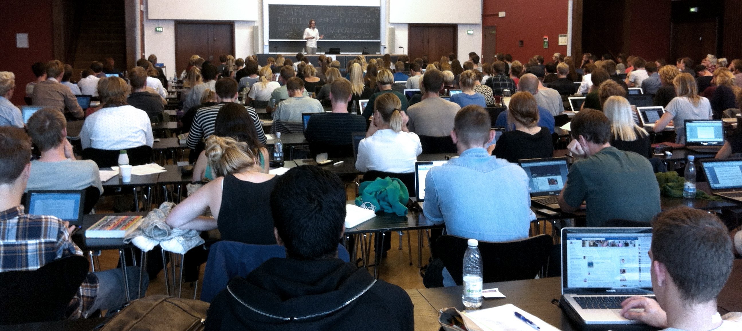 SPIDSE ØREN - De studerende kan ikke høre underviseren i Geocenters festsal. Det forlyder, at underviserne forståeligt nok også er utilfredse med forholdene.